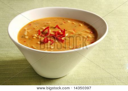 时尚白色碗的叻沙羹、 红辣椒片榜首。