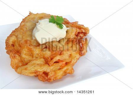 Bramborák (latke), podávaná se zakysanou smetanou.