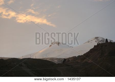 Naplemente felhők fölött Elbrusz