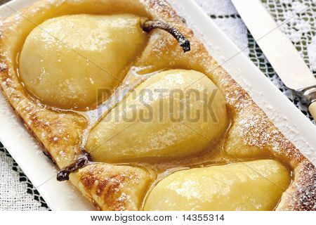 Tart pieczone gruszki na cieście, posypane cukrem.  Prosty, pyszny deser.