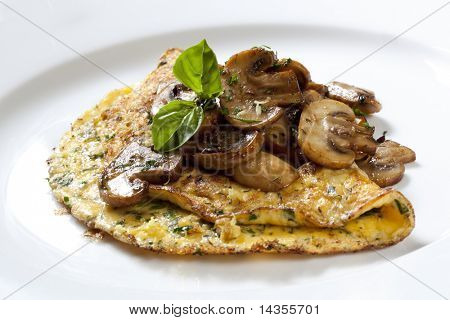 Herb a houbová omeleta, zdobená bazalkou.  Lahodné!