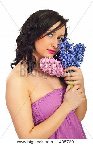 Belleza joven con ramo de Jacinto