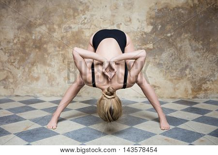 Young woman poses before a brown background