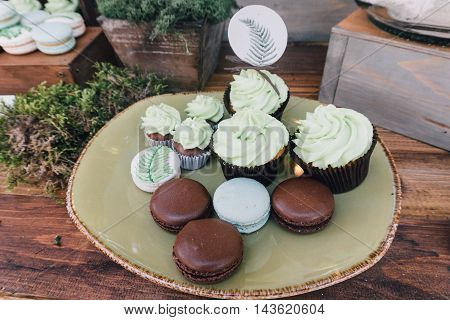 Designer pastry, macaroons and cupcakes. Sweets of a different look at the wedding