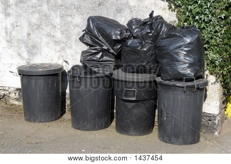 Dustbins และช่องเก็บถุงดำที่รอเรียกเก็บเงิน