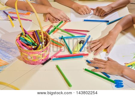 girs atl home learn to draw with pencils and felt-tip pens