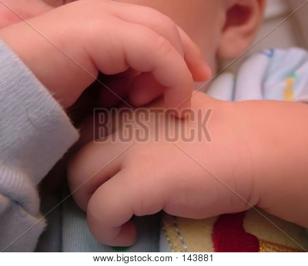มือของทารกอย่างใกล้ชิด