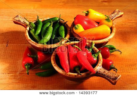 Peperoni e peperoncini In ciotole