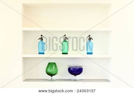 병 및 착 색 된 유리 선반