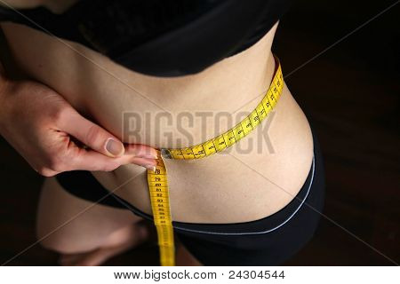 측정 테이프를 가진 여자