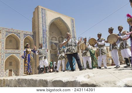 Bukhara, Uzbekistan - May 25, 2018: Silk And Spices Festival 2018. Bukharian Musicians In Local Dres