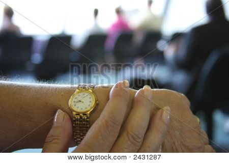 Hand van Watch - tijd om te gaan luchthaven