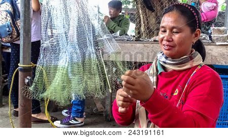 Keningau,sabah-april 21,2018:kadazandusun Woman Fisherman Repairing Her Net For Angling In Apin Apin