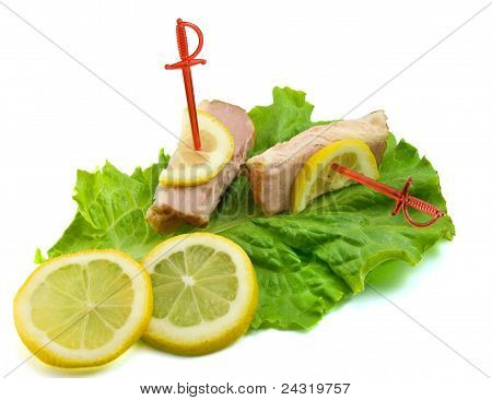 แฮมหั่นบาง ๆ บนใบไม้ยำมีมะนาว