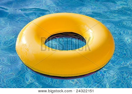 Gelbe Schwimmer Schwimmen im Pool mit blauem Wasser