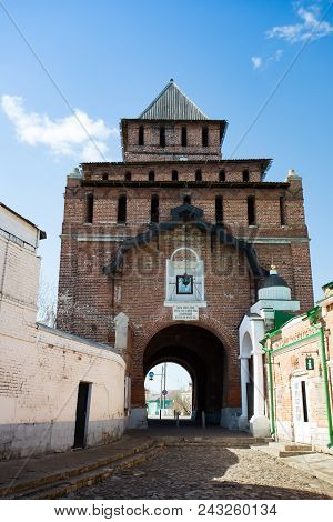 Kolomna, Russia. Pyatnitskie Gate (pyatnitskaya Tower) Of Kolomna Kremlin In Sunny Day Under Blue Sk