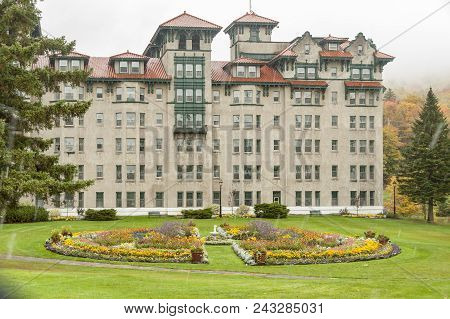 Dixville Notch, New Hampshire, Usa - October 1, 2009: Rain Falling On Blooming Late Season Garden At