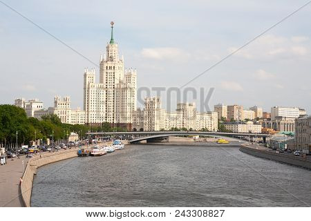 Moscow, Russia - May 17, 2018: Moskvoretskaya Embankment, Moskva River And High-rise Building On Kot