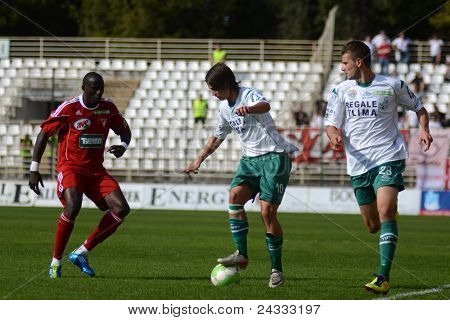 KAPOSVAR, Macaristan - 24 Eylül: Adamo Coulibaly (Kırmızılı) bir Macar ulusal Champio eylem