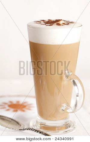 ลาเต้กาแฟกับน้ำนมในแก้ว สไตล์ชนบท ไม้ขาว