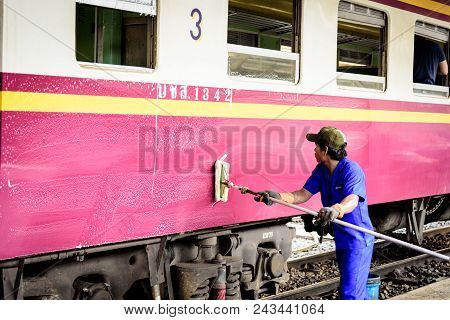 Editorial: Hua Lamphong Station, Bangkok, Thailand, 27th May 2018. Thai Man Worker Has Cleaning The 