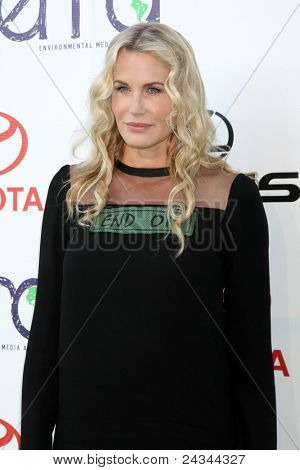 LOS ANGELES - 15 de OCT: Darryl Hannah llegando a los premios 2011 de los medios de comunicación ambiental en la B de Warner