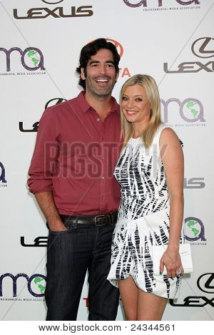 LOS ANGELES - okt 15: Carter Oosterhouse, Amy Smart ankommer 2011 Environmental Media Awards