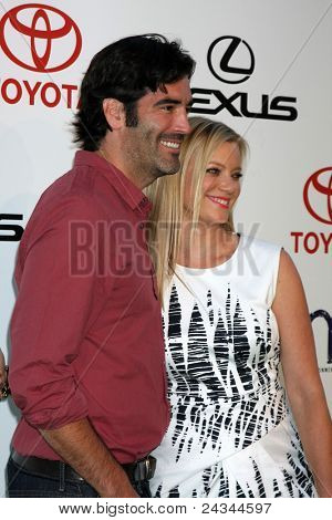 LOS ANGELES - okt 15: Carter Oosterhouse, Amy Smart ankommer 2011 Environmental Media Awards