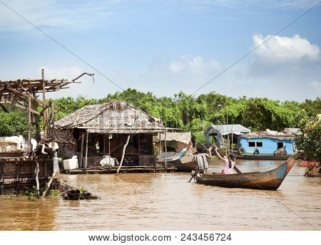 Chong Kneas-july 6, 2009: In A Village Of Houseboats Near Siem Reap, People Doing Housework In Chong