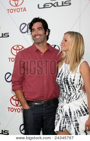 LOS ANGELES - okt 15: Carter Oosterhouse, Amy Smart ankommer 2011 Environmental Media Awards