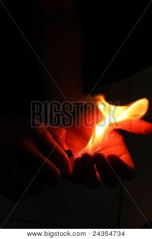 Mains enflammés.