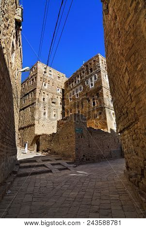 Thula, Yemen - March 13, 2010: Unidentified Man In Traditional Clothes Shown On The Street Of The Me