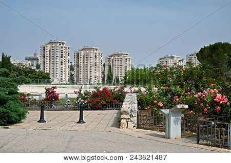 Jerusalem, Israel - May 05, 2018: Alley In Wohl Rose Park On  The Background Of Modern Building In J