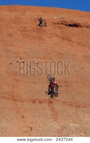 Ciclisti in salita per il Downhill estremo