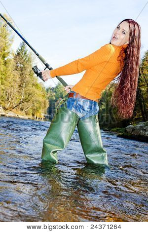 mujer de pesca en el río Otava, República Checa