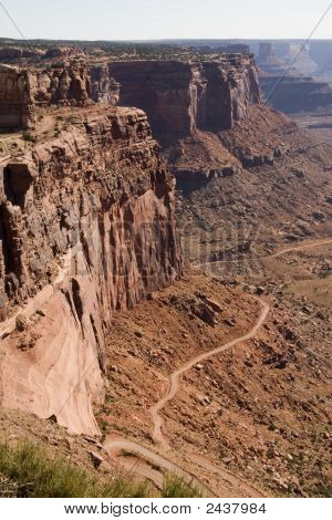 荒涼とした舗装 Canlonlands バックカントリー旅行