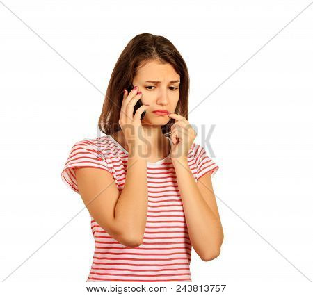 женщина нервно смотрит на телефон