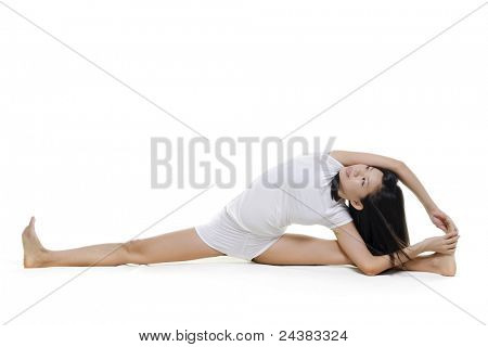 Frau im Yoga, sitzen Seite Stretch Sequenz (Parsva Upavista Konasana), auf weißem Hintergrund