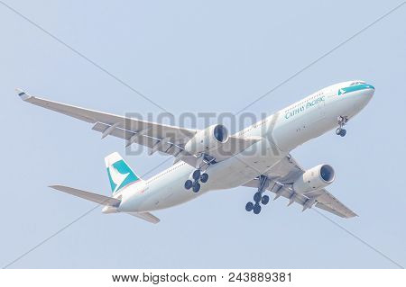 Bangkok, Thailand. - April 22, 2017 : Plane Of Cathy Pacific Airlines Or Airways On The Sky Landing 
