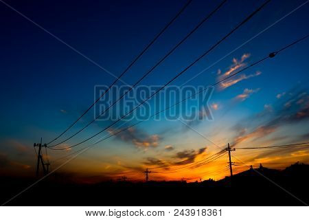 Silhouette Dengan Background Langit Sore Hari Berwarna Biru Dan Orange