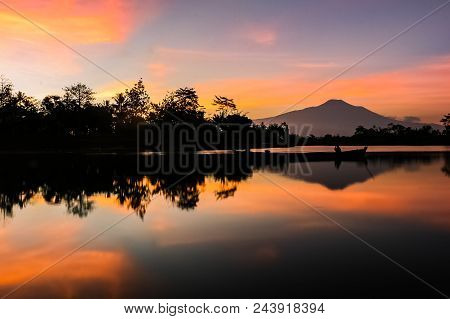 Suasana Sore Yang Cerah Ditepi Sungai Dengan Pemandangan Gunung