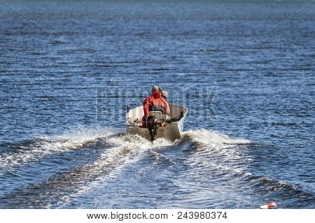 Mattapoisett, Massachusetts, Usa - November 19, 2010: Recreational Fishing Boat Scoots Into Mattapoi