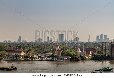 Bangkok, Thailand - Jan 04, 2020 : The View Of The Chao Phraya River That Sees Wat Bangkrachaonok An