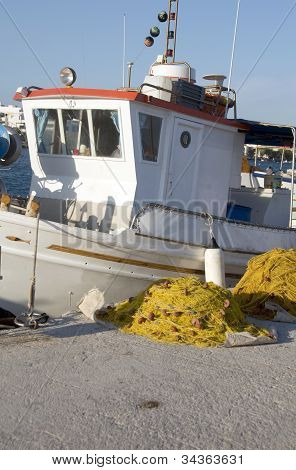 Isola greca tradizionale barca da pesca con le reti Milos Grecia