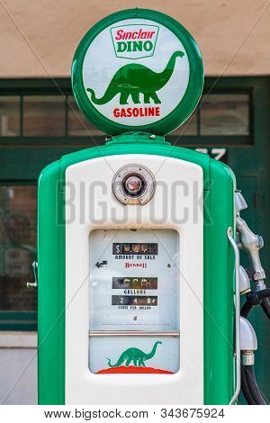 Cumming, Georgia - June 12, 2019: Sinclair Oil Corporation Is An American Petroleum Corporation, Fou