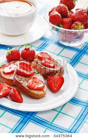 Toasts ฝรั่งเศสกับน้ำตาลผงสตรอเบอร์รี่