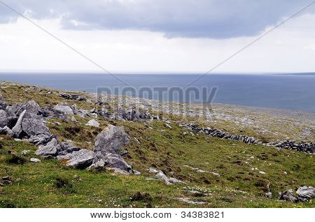 Burren poblíž Derreen, západní Irsko