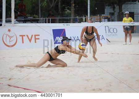 Izmir, Turkey - July 08, 2021: Turkey (akyuz And Bas) Vs Andorra (andrea And Mas) Pool Match Of Cev 