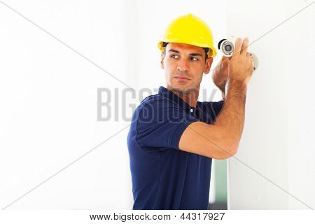 professionale cctv tecnico regolazione sicurezza angolazione della telecamera