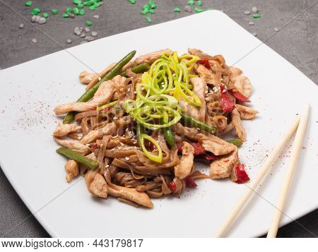 Tatsy Buckwheat Noodles With Chicken Beans And Bell Pepper